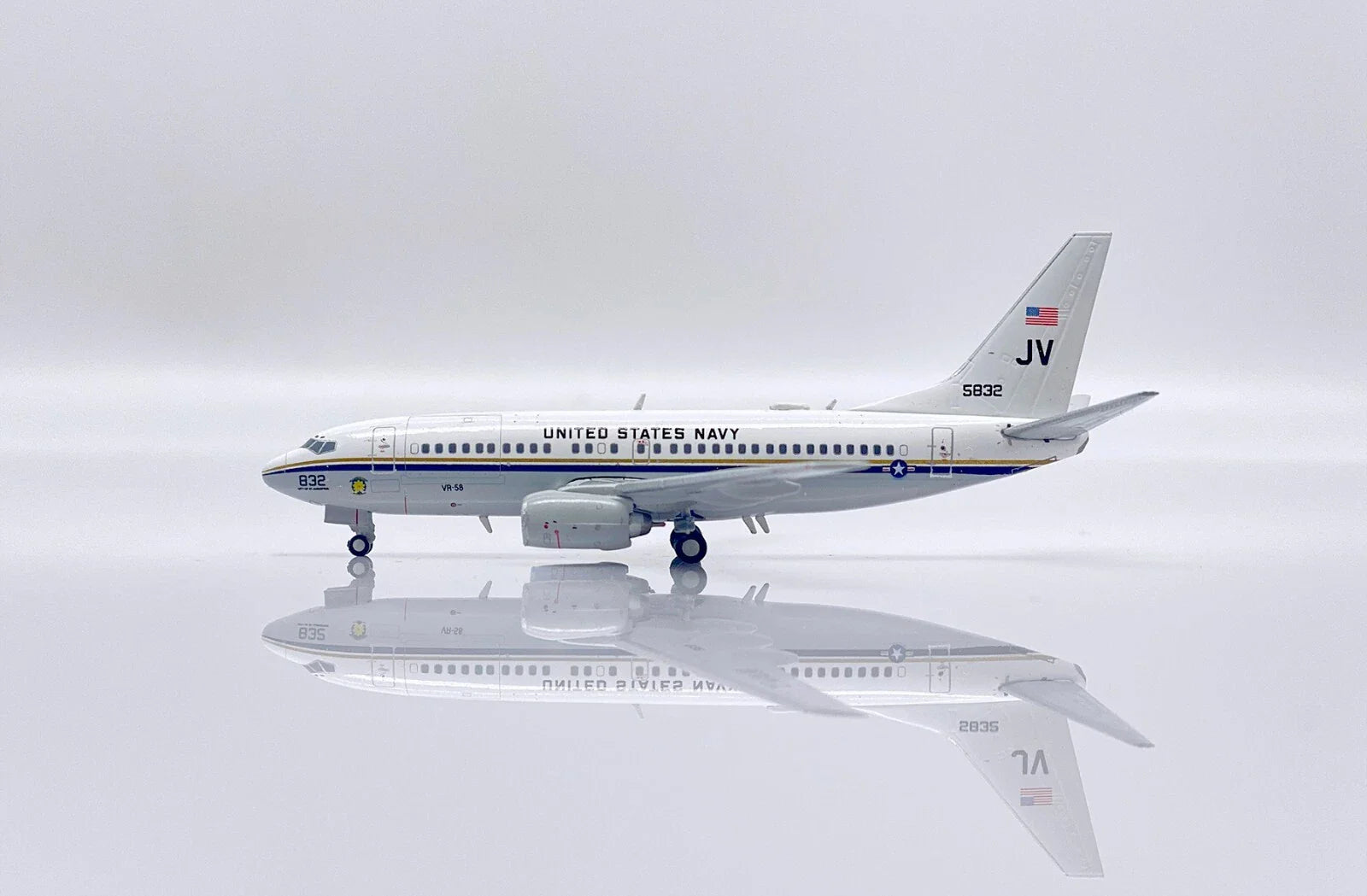 JC WINGS C-40A US NAVY CLIPPER "SUNSEEKERS" REG: 165832