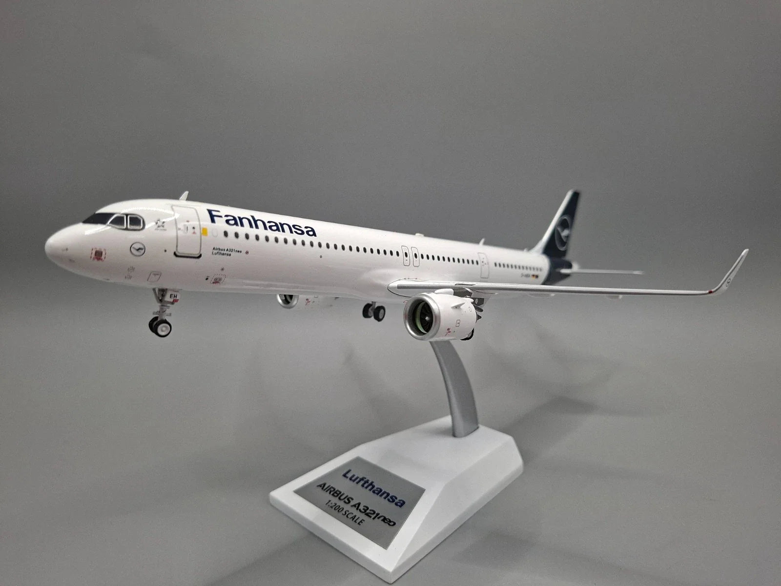 JFOX A321-211NX LUFTHANSA REG: D-AIEH WITH STAND